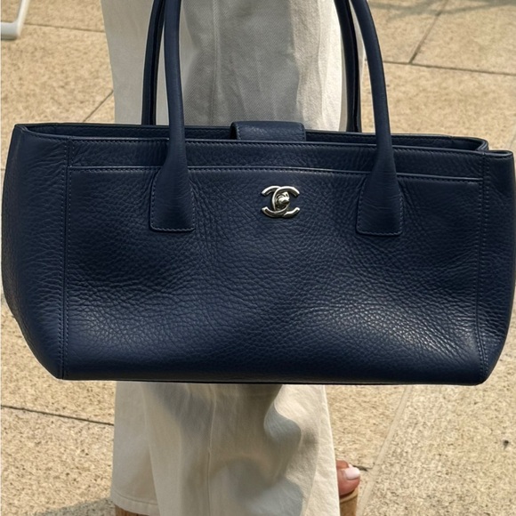 Elegant AUTHENTIC CHANEL Blue Leather Tote Bag - Picture 5 of 5